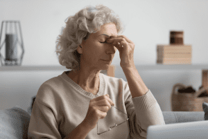 سيدة بحاجة الي علاج حول العين