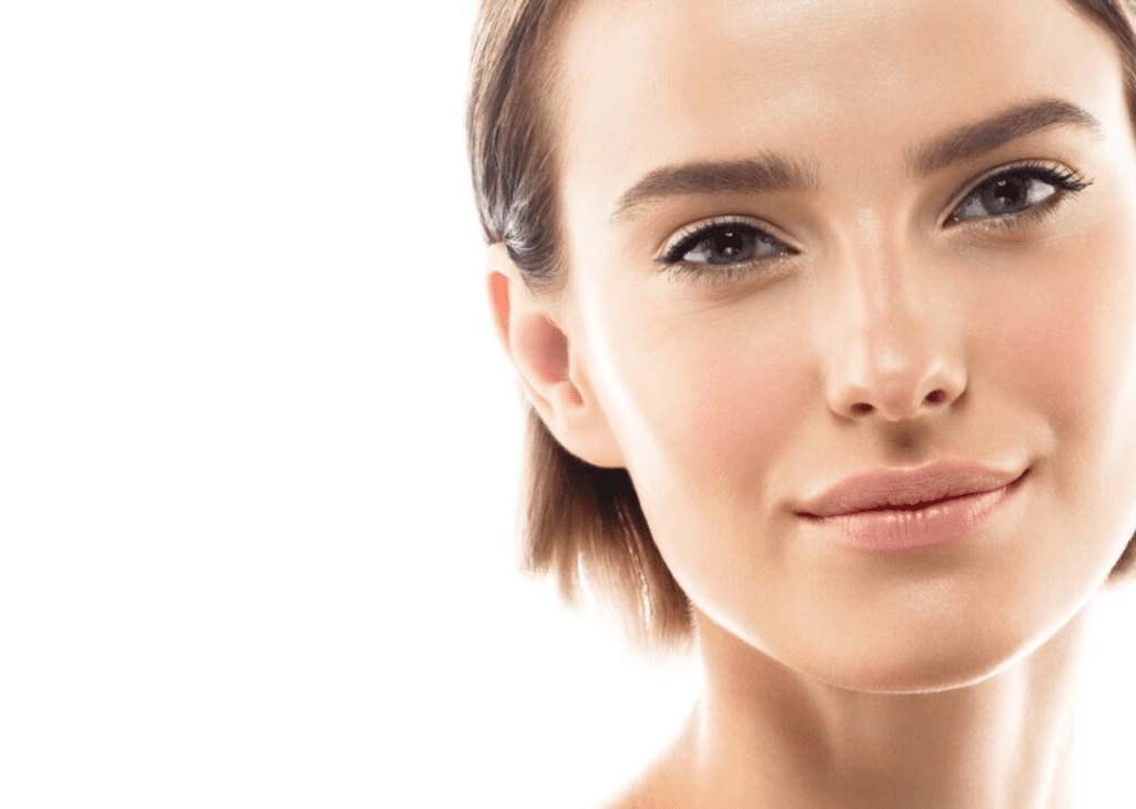 فتاة قامت بعملية شد الحواجب